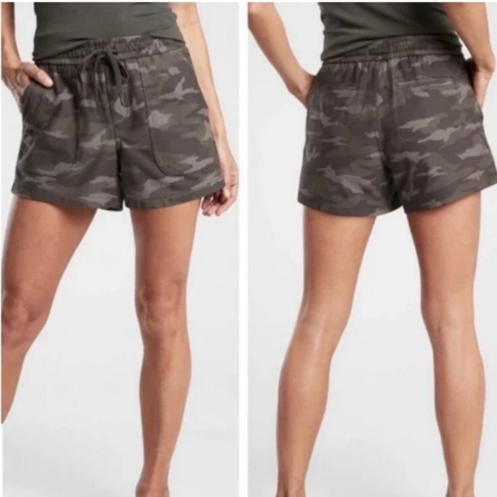 Athleta Farallon Camo Shorts Size 8 Green Black Pull On Pockets EUC